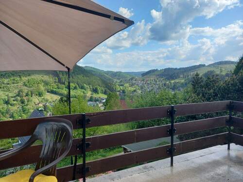 Terrasse mit Aussicht nach Manebach im Sommer - 2 Zimmer Mehrfamilienhaus, Wohnhaus in Ilmenau
