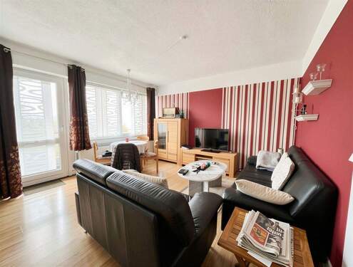 Wohnzimmer - Wohnen wo andere Urlaub machen: Attraktive 2-Zi.-Wohnung mit Balkon und Stellplatz in Bad Rodach