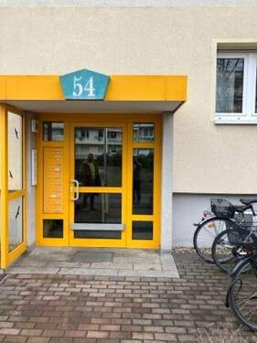 Hauseingang - Frühling im Kopf, Umzug im Karton - wir bringen frischen Wind in Ihr neues Zuhause.