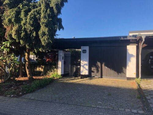 Frontansicht - Exklusive Wohlfühloase - Außergewöhnliches Einfamilienhaus mit parkähnlichem Garten