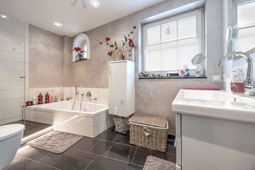 Modernes Tageslichtbad - 