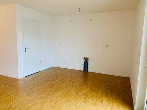 Wohnzimmer m. offener Küche - Schöne 3-Zimmer Wohnung mit Tageslichtbadezimmer und Balkon