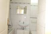 Badezimmer mit Badewanne - 