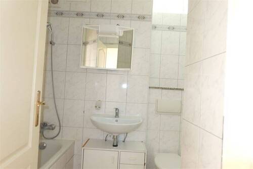 Badezimmer mit Badewanne - 