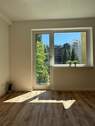 Wohnzimmer - TOLLE, SEHR HELLE, MODERN SANIERTE U. GUT GESCHNITTENE RUHIGE, VERMIETETE WOHNUNG MIT GRÜNBLICK