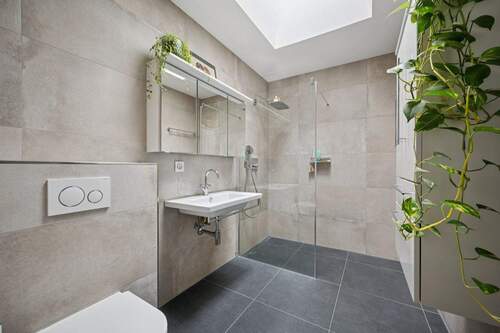 Badezimmer mit bodengleicher Dusche und Tageslicht - 3-Zimmer Dachgeschosswohnung unweit des 'Rüdesheimer Platz'