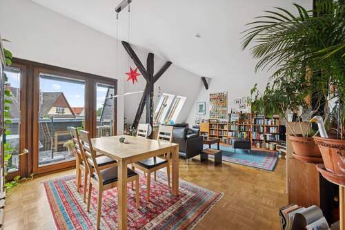Esszimmer verbunden mit dem Wohnbereich und Anschluss an die Dachloggia - 3 Zimmer Etagenwohnung in Berlin