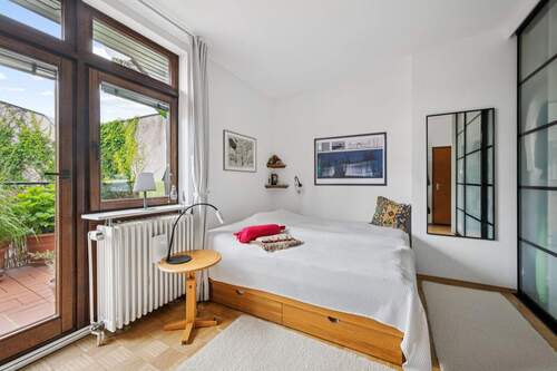 Schafzimmer zum Innenhof mit Zugang zur Terrasse - 