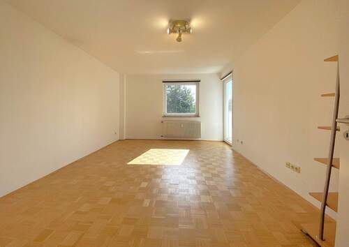 Wohnzimmer - 3 Zimmer Etagenwohnung zum Kaufen in Erlangen