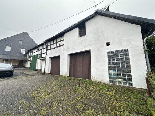Garagen - 7 Zimmer Einfamilienhaus in Womrath