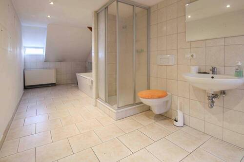 Badezimmer Sicht vom Eingang - 