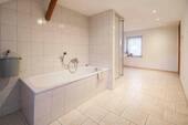 2.OG Badezimmer mit Wanne - 