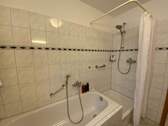 Bad mit Wanne und Dusche - 