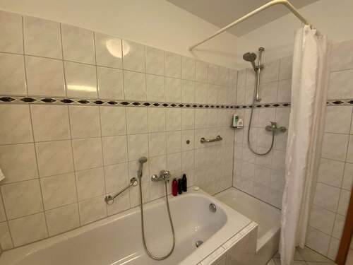 Bad mit Wanne und Dusche - 