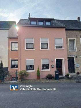 Straßenansicht - Ortrand von Lieser - Mosel und Weinberge in unmittelbarer Nähe