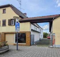 Großzügiger Bauplatz und Bestand auf 936 m²: 3-Familienhaus (+Laden) mit Entwicklungsspielraum - Raunheim