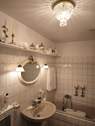 Helles Badezimmer mit Badewanne - 