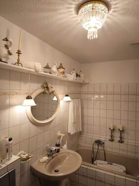 Helles Badezimmer mit Badewanne - 