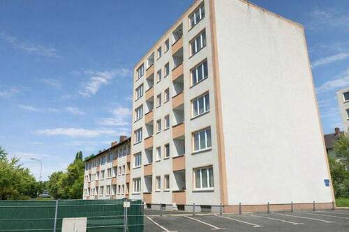 Hausansicht - solide vermietete 3-Zimmer-Wohnung mit Balkon und Stellplatz