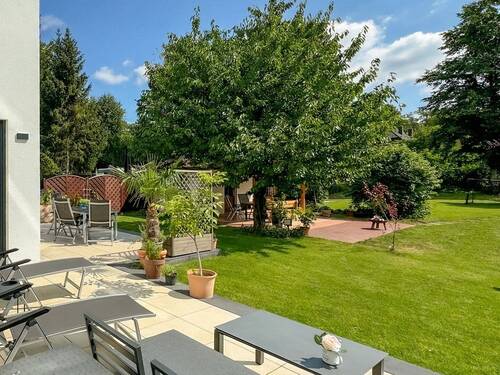 Titelbild - Neuwertiges Familiendomizil mit großer Terrasse und großem Grundstück