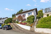 Bild 1 - Zweifamilienhaus mit Terasse, Balkon und Carport in Heggen