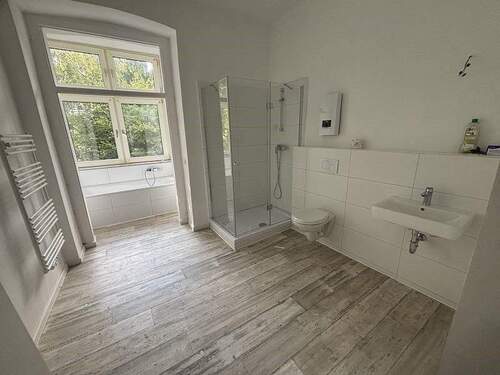 neues Bad mit Wanne und Dusche - 