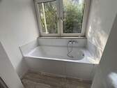 Badewanne mit großem Fenster - 