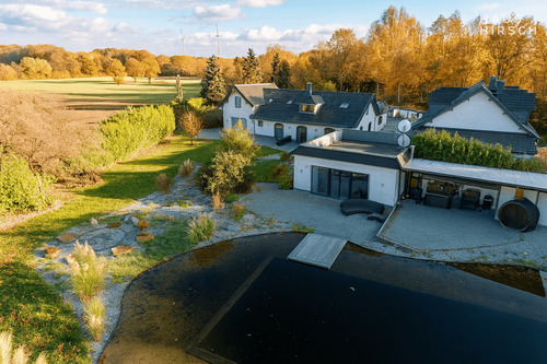 Ansicht - Luxuriöses Anwesen mit Pool und Poolhaus - Ihr Traumhaus zum Verlieben! - 362m² Wfl