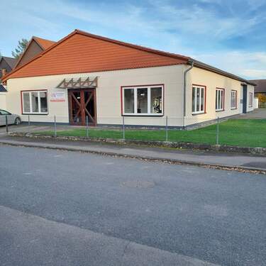 Hallen Ansicht - *Produktions- und Lagerhalle mit Garagen zur Miete*