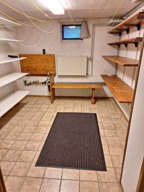 2. Kellerraum mit Heizung u. Fenster.jpg - 