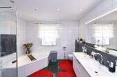 ... mit Wanne und XL-Dusche - 