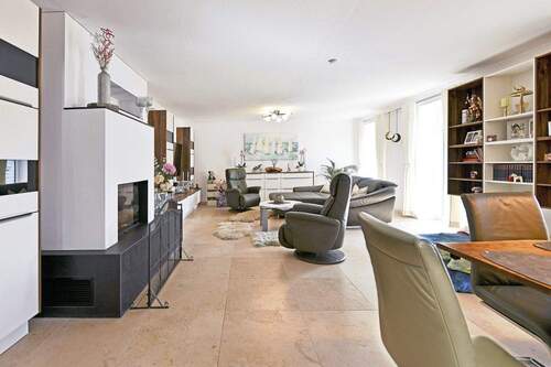 Blick ins Wohnzimmer - Kernsaniertes Einfamilienhaus: Großzügig. Modern. Energiesparend.