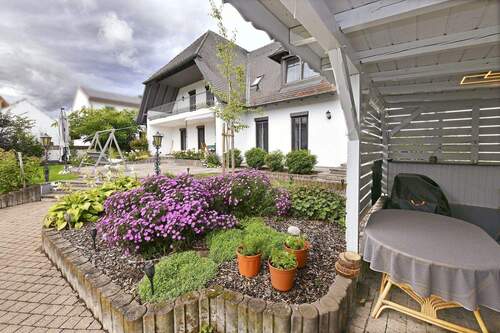 Blick von der Pergola zum Haus - 