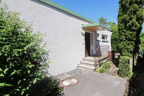 Eingang - Wohnen auf einer Ebene: Bungalow mit Garten, Terrasse, Garagenstellplatz und Stellplatz davor