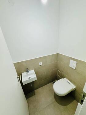 Gäste WC - 4 Zimmer Etagenwohnung zur Miete in Berlin