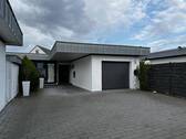 Vorplatz - 5 Zimmer Bungalow in Kaarst