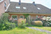 RMH-Wesloe-Vorderseite - HL-Wesloe. Reihenhaus Bj. 1993, ca. 120m², 4 Zimmer, Vollkeller und Ausbaureserve, PKW Stellplatz