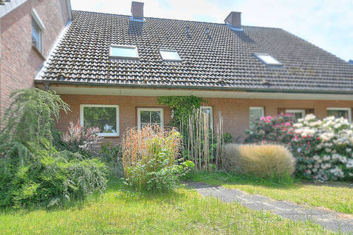 RMH-Wesloe-Vorderseite - HL-Wesloe. Reihenhaus Bj. 1993, ca. 120m², 4 Zimmer, Vollkeller und Ausbaureserve, PKW Stellplatz