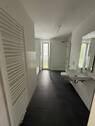 Das Badezimmer mit Wanne und Dusche - 
