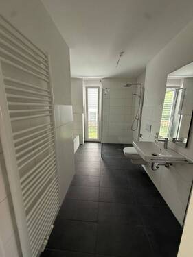Das Badezimmer mit Wanne und Dusche - 