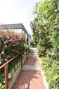 Weg zum Hausteingang - 4 Zimmer Mehrfamilienhaus, Wohnhaus in Wriedel
