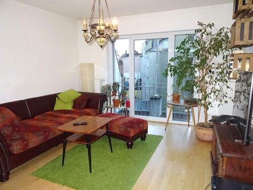 Wohnzimmer mit französischem Balkon - 2 Zimmer Etagenwohnung zur Miete in Würzburg