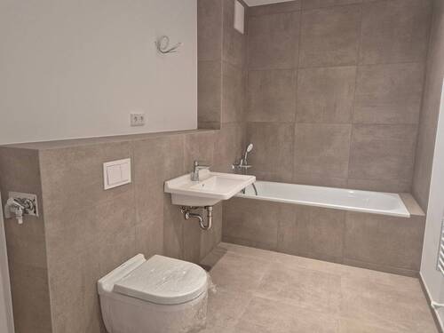 Badezimmer mit Badewanne - 