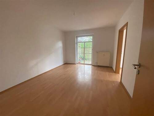 Wohnzimmer mit Balkonzugang (Nachbarwohnung) - 3 Zimmer Etagenwohnung zur Miete in Markkleeberg