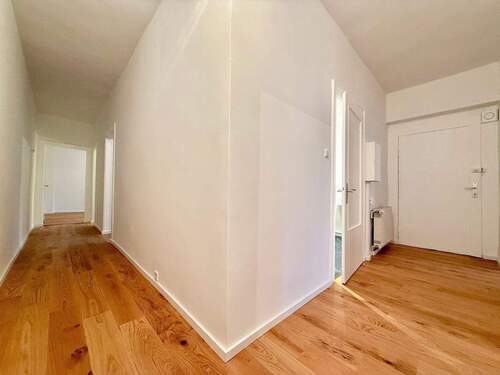 Geräumiger Flur nach Renovierung 1 - 