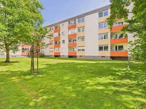 Aussenansicht - zum Selbstbezug ab 2027: modernisierte, gut geschnittene 5-Zimmer-Wohnung mit Westloggia
