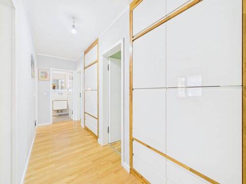 Flur mit Einbauschränken - Etagenwohnung mit 99,80 m&sup2; in München zum Kaufen