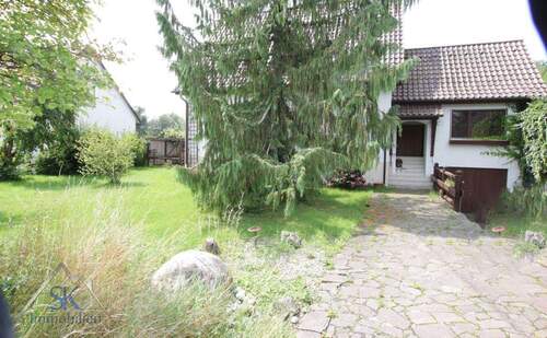 Zufahrt von Straße - 