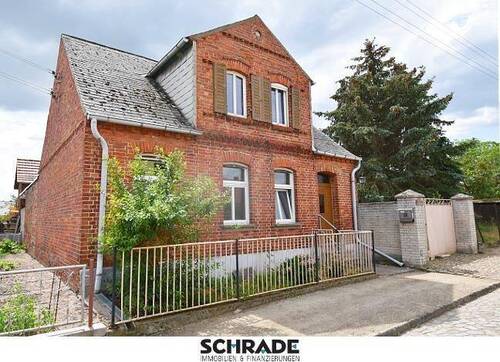 Eingang und Zufahrt von der Straße - Vor den Toren Stendals... - 80.000,00&nbsp;EUR Kaufpreis, ca.&nbsp; 101,00&nbsp;m&sup2;&nbsp;Wohnfl&auml;che