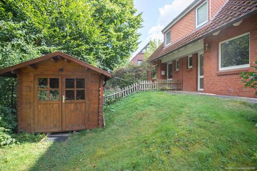 Hauseingang und Gartenhaus - 